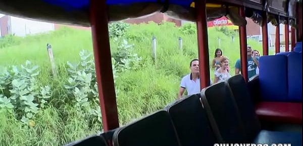  Jovencita colombiana folla en el bus